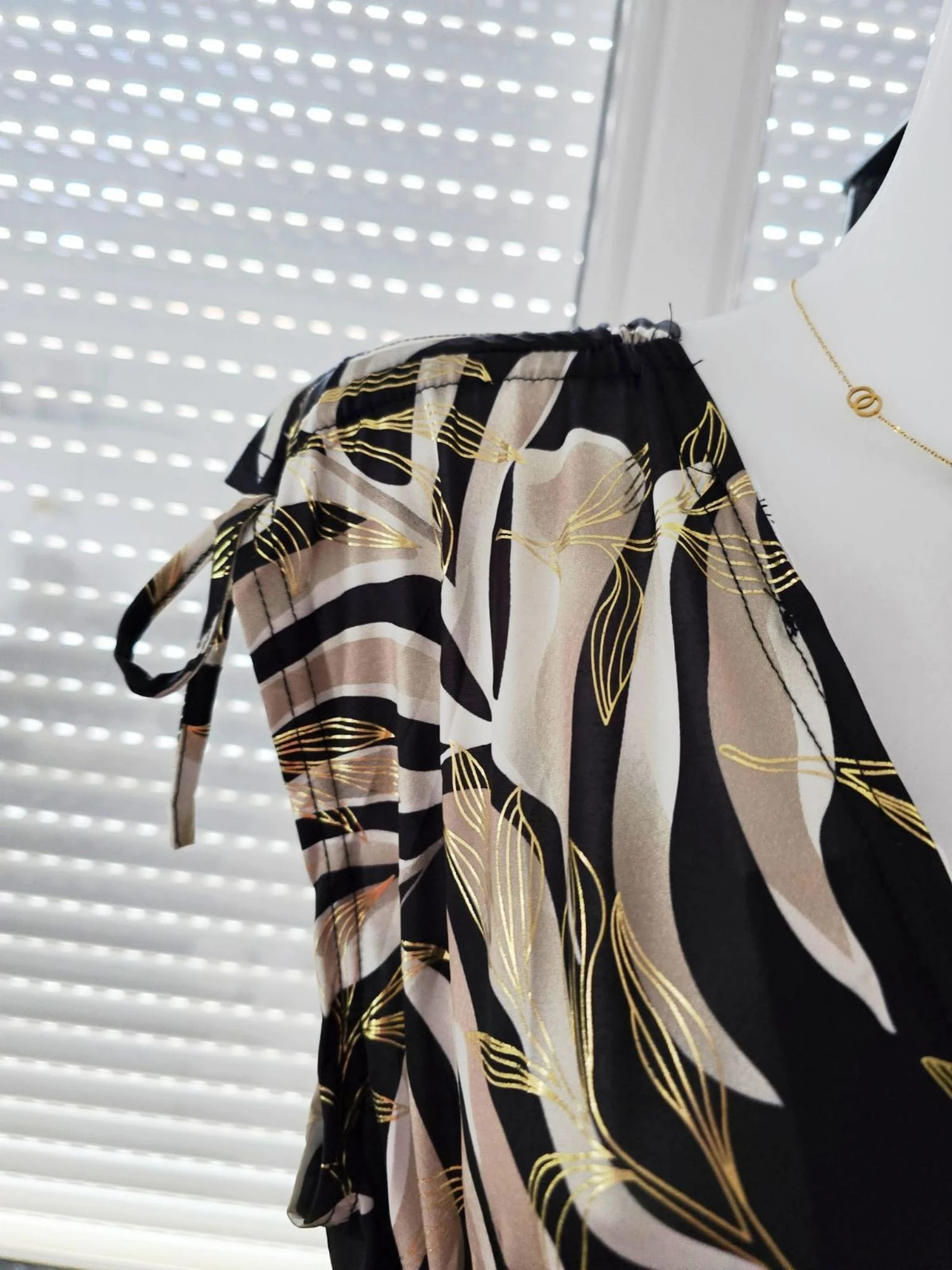 Robe magique noir beige blanc dorée  – photo 3
